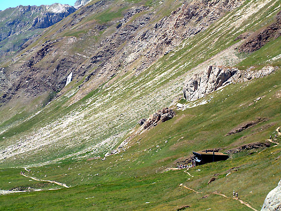 Le refuge sur le flanc de la Valle glaciaire