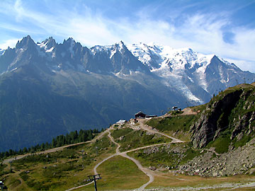 La gare d'arrive, derrire le Mont-Blanc